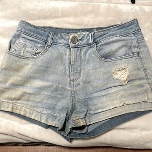 Size 9 SO Junior’s Jean Shorts